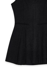 Čierne šaty vyrobené z textúrovaného materiálu, s priliehav�ým korzetom, rozšírenou sukňou a výstrihom do V; obsahujú švové detaily a skryté vrecká.