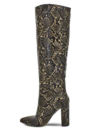 Stivale al ginocchio con punta a punta, caratterizzato da stampa serpente nera e oro, texture liscia e tacco alto chunky.