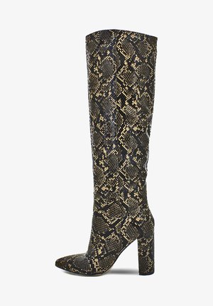 Stivale al ginocchio con punta a punta, caratterizzato da stampa serpente nera e oro, texture liscia e tacco alto chunky.