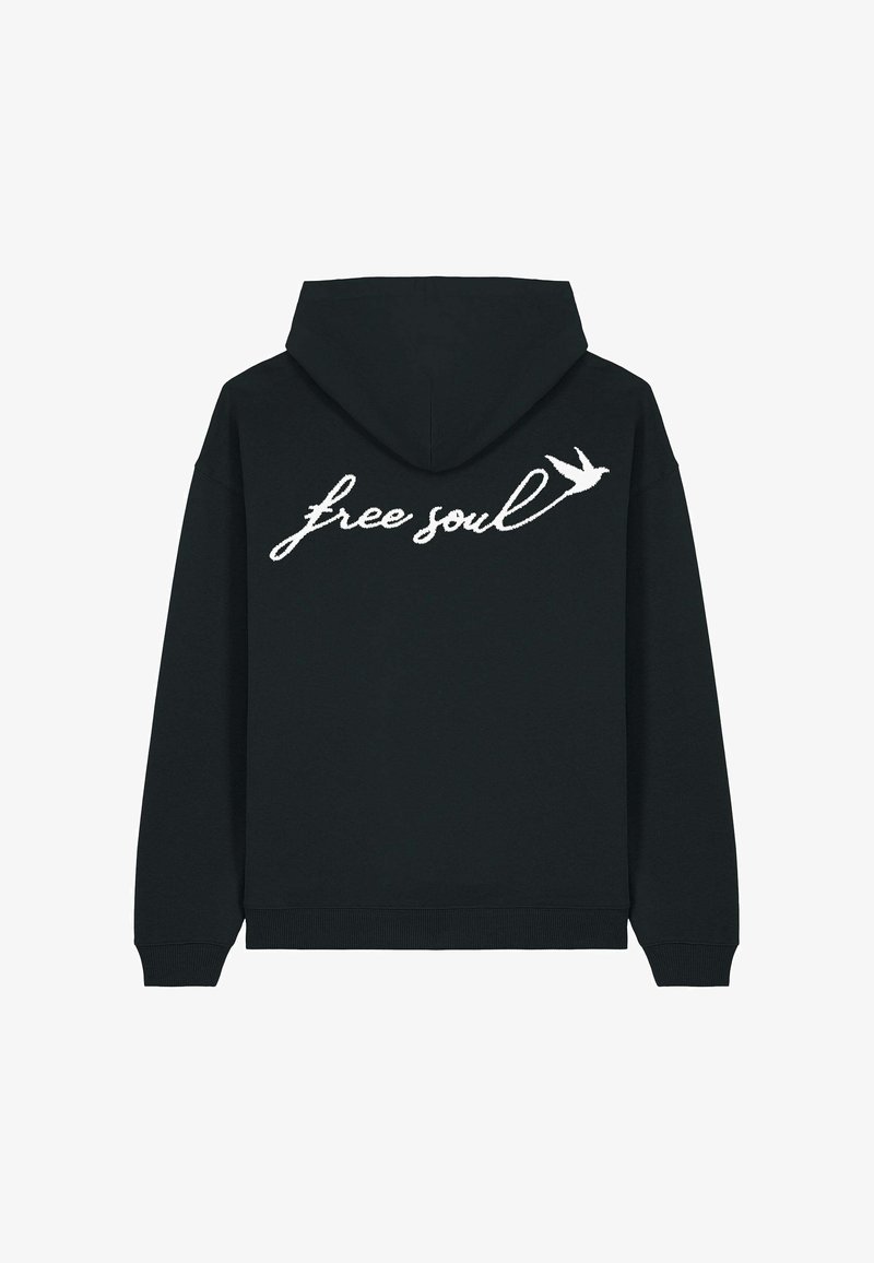 Schwarzer Kapuzenpullover mit dem Text "free soul" in weißer Schreibschrift und einem kleinen Vogel-Detail, strukturiertem Stoff und gerippten Bündchen.