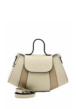 Petit sac à main en cuir beige avec poignée supérieure, fermeture à rabat, panneaux latéraux et bandoulière détachable, placé devant.