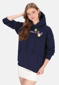 Sudadera con capucha azul marino con bolsillo delantero y cordones ajustables. Presenta texto bordado "Promo Club" y tres aplicaciones de flores en verde y amarillo.