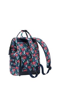 Blumenmuster-Rucksack mit navyfarbigem Grund, verstellbaren Trägern und einem Handgriff oben. Enthält ein Frontfach und seitliche Paneele für zusätzlichen Stauraum.