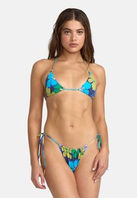 Bikini-set met een blauw, groen en gele bloemenpatroon. De bovenkant heeft een triangle ontwerp, en de onderkant heeft verstelbare zijkanten en geplooide stof.
