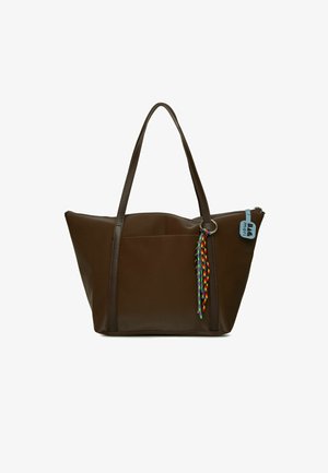 Bolso tote de cuero marrón con cierre de cremallera, dos asas largas, un bolsillo frontal y un acento de borlas de hilo colorido.