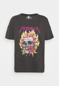 Černé bavlněné tričko s barevným grafickým designem lebky obklopené květinami a plameny, s výrazným nápisem "Metallica".