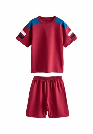 Raudona trumpomis rankovėmis marškinėliai su mėlynomis ir dryžuotomis detalėmis, derinami su raudonais šortais su elastinga juosta. Medvilnės medžiaga, kasdieniškas dizainas.