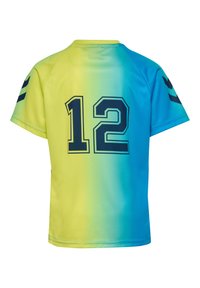 Kortærmet trøje i gradient gul til blå. Har et stort "12" i marineblå på ryggen og sorte detaljer på ærmerne. Glat tekstur.