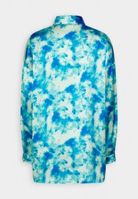 Camicia a maniche lunghe in stampa nuvolosa blu chiaro e turchese. Presenta un colletto e polsini con bottoni, realizzata in un tessuto morbido con una texture liscia.