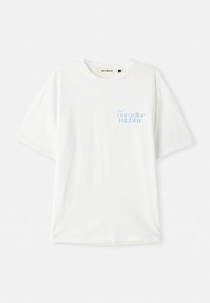 Weißes Baumwoll-T-Shirt mit lockerer Passform und rundem Halsausschnitt. Zeigt ein hellblaues Textdesign auf der oberen linken Seite. Strukturierter Stoff.