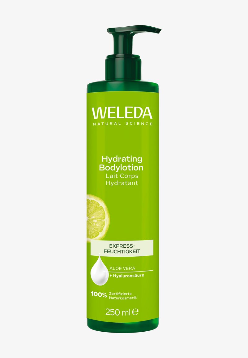 Bottiglia di plastica verde con pompa, etichettata "Weleda Crema Idratante per il Corpo." Presenta un'illustrazione di fetta di limone, enfatizzando aloe vera e acido ialuronico.