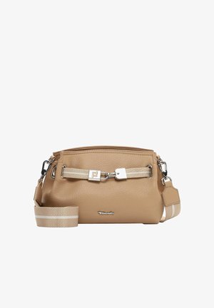 Tankleurige leren crossbodytas met een geribbelde textuur, voorzien van een beige verstelbare riem met strepen en een zilveren sluiting aan de voorkant.
