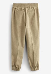 Khaki jogger broek met een elastische tailleband, opgerolde enkels en twee achterzakken. De stof heeft een subtiele textuur met een gevlekte patroon.