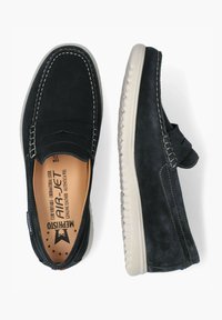 Schwarze Wildleder-Slipper mit Mokassin-Design, weißer Naht und gepolsterter Sohle. Auf der Innensohle mit "Air-Jet" gekennzeichnet.