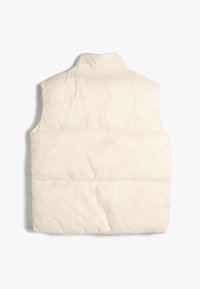 Helle beige Steppweste mit hohem Kragen, gestepptem Design und ohne Ärmel. Weicher, glatter Stoff mit einem leicht glänzenden Finish.