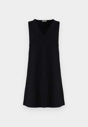 Sort ærmeløs kjole med V-hals, der har et subtilt stribemønster, en afslappet silhuet og sidespidser for let bevægelse.