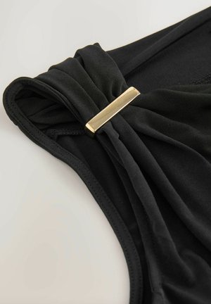 Svart baddräktstopp med samlat tyg vid ena axeln, accentuerat med en rektangulär detalj i guld. Mjuk textur och stilren design.