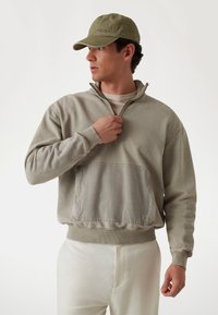 Guess STRETCH COL CAMIONNEUR - Sudadera - grau