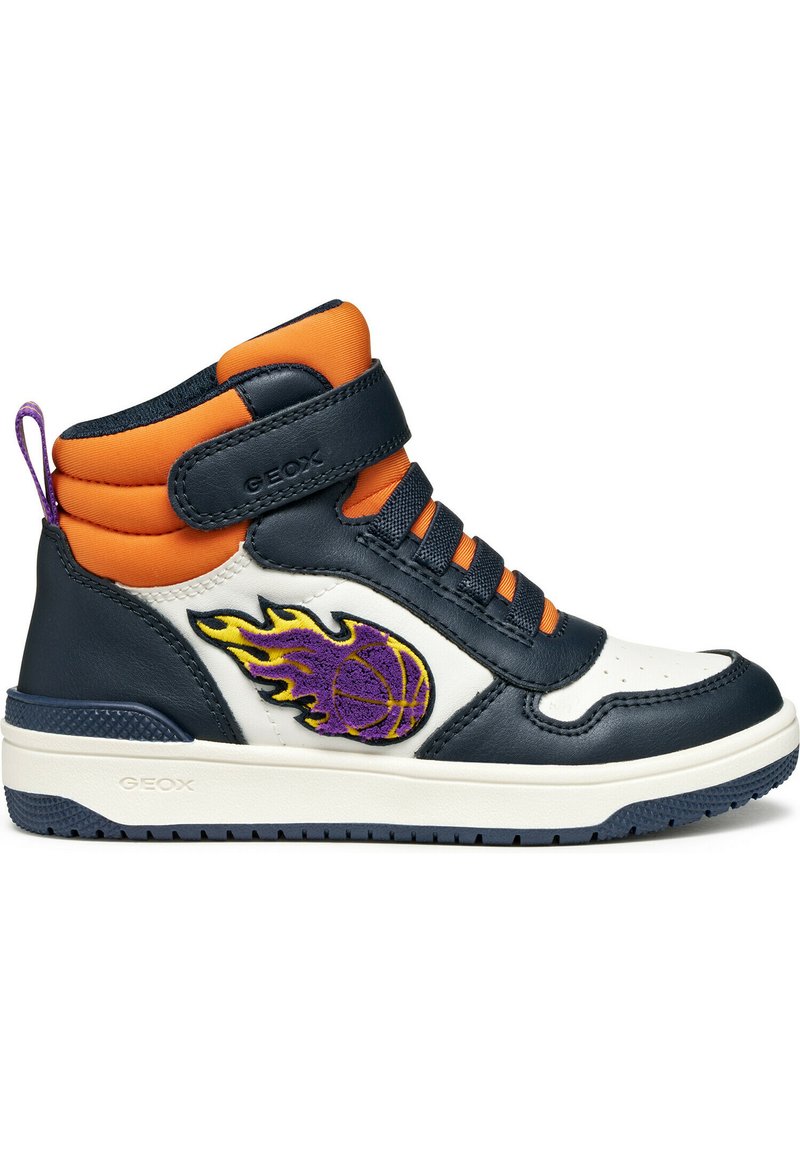 Zapatilla alta de piel azul marino, con acentos naranjas, paneles blancos y gráfico de baloncesto en llama en amarillo y púrpura. Incluye correa de velcro y suela texturizada.