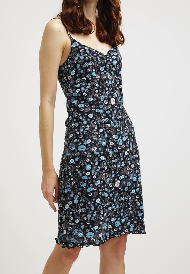 Sommerkleid aus leichtem Stoff mit schwarzem Hintergrund und Blumenmuster. Verfügt über dünne Träger und ein knieumspielendes, ausgestelltes Design.