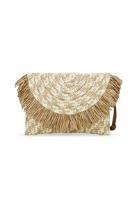 Clutch de paja trenzada con una solapa de flecos redondeada, que presenta un patrón beige y blanco, y una correa de hombro marrón desmontable.