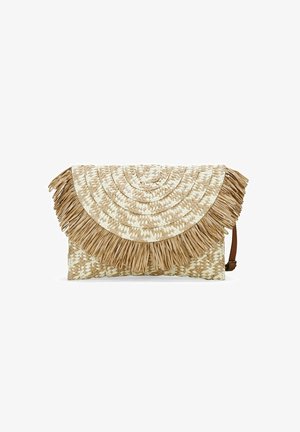 Clutch de paja trenzada con una solapa de flecos redondeada, que presenta un patrón beige y blanco, y una correa de hombro marrón desmontable.