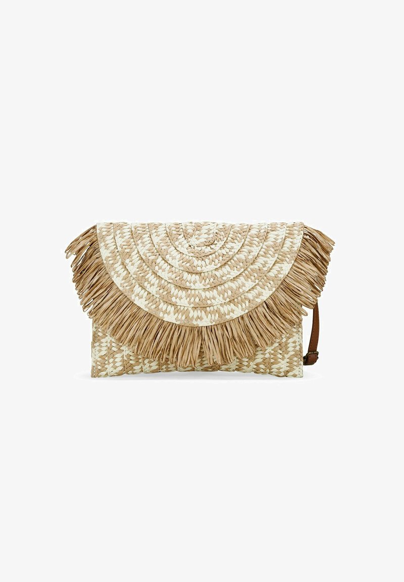 Clutch de paja trenzada con una solapa de flecos redondeada, que presenta un patrón beige y blanco, y una correa de hombro marrón desmontable.
