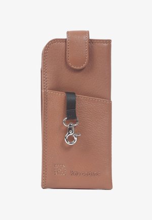 Braune Lederbörse mit einem Druckverschluss, ausgestattet mit einem Frontfach und einem Clip, der mit einem schwarzen Riemen befestigt ist. Strukturierte Oberfläche und geprägtes Logo.