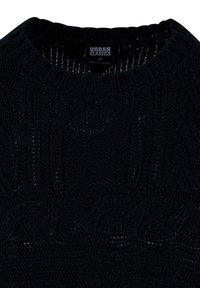 Pull en tricot noir avec un motif de câble texturé, dotée d'un col rond et de poignets côtelés. Étiquette visible à l'encolure.
