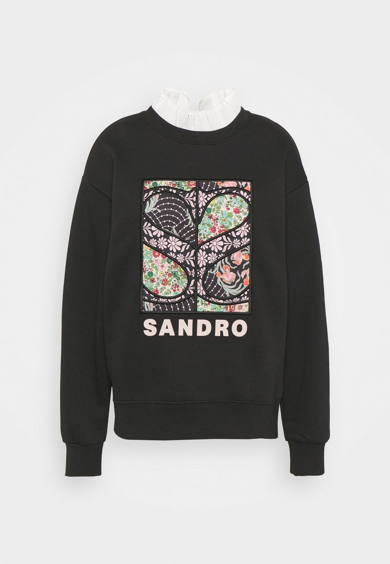 Sweat-shirt noir avec panneau graphique floral multicolore et texte "SANDRO" sur le devant, associé à un col montant blanc à volants en dessous.