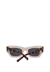 Gafas de sol con montura transparente, lentes oscuros y brazos con patrón de carey que presentan un pequeño acento triangular dorado.