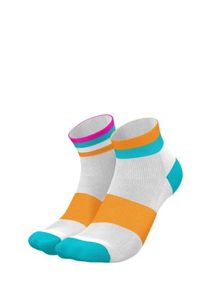 Paar Knöchelsocken mit weißem Grund, türkisfarbenen Zehen und Fersen, orangen Streifen, türkis- und orangefarbenen Bändern und einem pinken Rand an einem Bündchen.