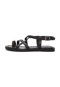 Sandal in pelle nera con multiple cinghie incrociate, punta aperta e cinturino alla caviglia con fibbia metallica. Suola piatta, texture liscia.