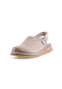 Mule en cuir beige à enfiler avec dos ouvert et bride réglable, dotée d'une semelle en bois plate et d'un bout arrondi.