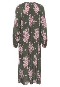 Rochie lungă verde, dintr-un material moale, cu modele florale roz, croială lejera și mâneci lungi, având un design plisat la spate.