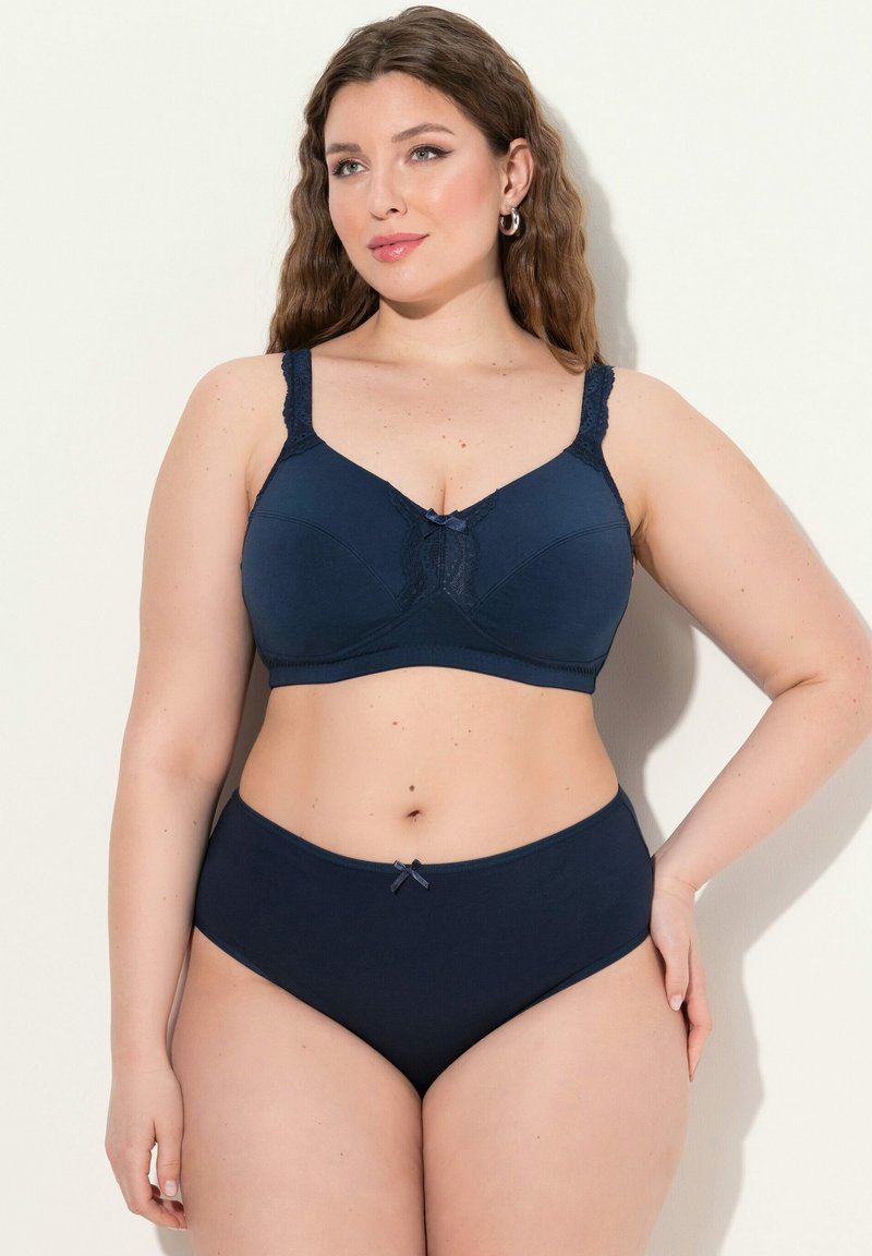 Granatowy zestaw bielizny składający się z biustonosza z koronkowymi akcentami i kokardką, w zestawieniu z majtkami typu high-waisted, wykonanymi z gładkiego, elastycznego materiału.