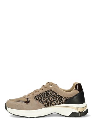 Sneakers beige in suede con pannello a stampa leopardata, dettagli neri lucidi, suola intermedia bianca e suola in gomma nera. Design con lacci e dettagli dorati.