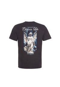 Schwarzes Baumwoll-T-Shirt mit einem Grafikdesign eines geflügelten Figures in Grau und Weiß auf der Rückseite, eingerahmt von blauen Akzenten und Text.