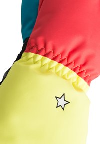 Muffole colorate con pannelli rossi, gialli e blu. La sezione gialla ha una finitura testurizzata con una grafica di una stella nera. Polsini elasticizzati.