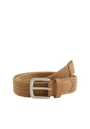 Tan tkan pas s pletenim vzorcem, s srebrno pravokotno zaponko in tan usnjenim robom, zvit na belem ozadju.