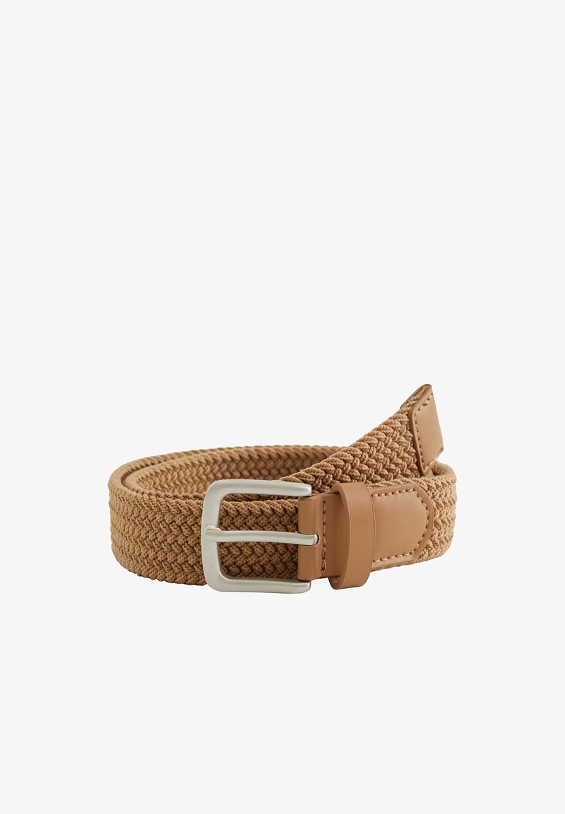 Austa ruda audinio diržas su sidabrine stačiakampio formos sagtimi ir rudos odos apdaila, susuktas ant baltos fono.