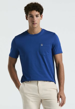 Blaues Baumwoll-T-Shirt mit Rundhalsausschnitt, kurzen Ärmeln und einer Brusttasche links, die mit einem kleinen Logo akzentuiert ist.