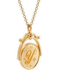 Zlatý náhrdelník so oválnym príveskom, ktorý má vyvýšené písmeno "Y" a hviezdne akcenty. Prívesok má textúrovaný povrch a malé perlové detaily.