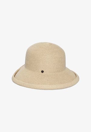 Beżowy pleciony kapelusz typu bucket z subtelnym okrągłym wzorem i małą czarną przypinką z logo po bokach.