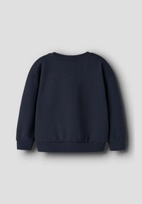 Granatowa bluza z okrągłym dekoltem, ściągaczami przy mankietach i na dole. Miękka, gładka w dotyku; posiada opuszczone ramiona i luźny krój.