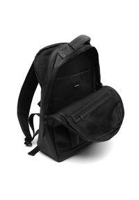 Mochila negra con un diseño estructurado, hecha de un tejido duradero. Presenta múltiples compartimentos, incluyendo un bolsillo interior con cremallera y correas de malla.