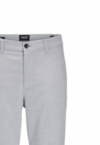 Pantaloni grigi chiari con un tessuto testurizzato, chiusura con bottone e una vestibilità classica con tasche frontali. Design sartoriale per un aspetto strutturato.