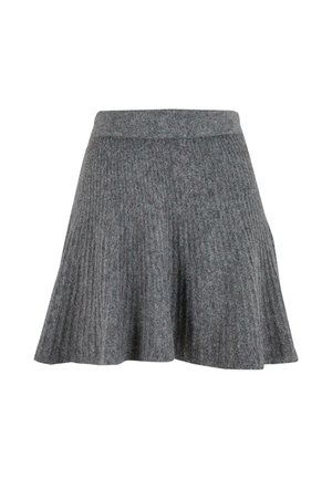 Falda acampanada gris hecha de tela de punto acanalado, con una amplia cinturilla y textura suave, que cae por encima de la rodilla.