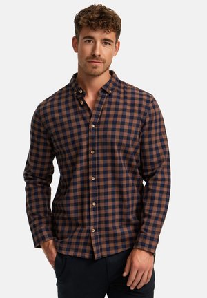 Camisa de cuadro marrón y azul marino de botones, fabricada en algodón; cuenta con un cuello puntiagudo, mangas largas y botones de madera.