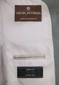 Wewnątrz podszewki kurtki znajdują się dwie materiałowe metki: Oscar Jacobson Swedish Craftsmanship od 1903 roku oraz Tkanina od Vitale Barberis Canonico Super 100's.